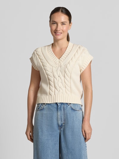 Vrouwenmodel draagt Regular fit spencer van katoenmix model 'PASCIA' van Weekend Max Mara, gebroken wit met kabelstructuur, dames pullover, geheel vooraanzicht