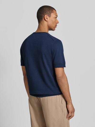 Männermodel trägt Regular Fit Strickshirt aus Bio-Baumwolle Modell 'TORINO' von Selected Homme, Unifarben, Feinstrick, Rückansicht.