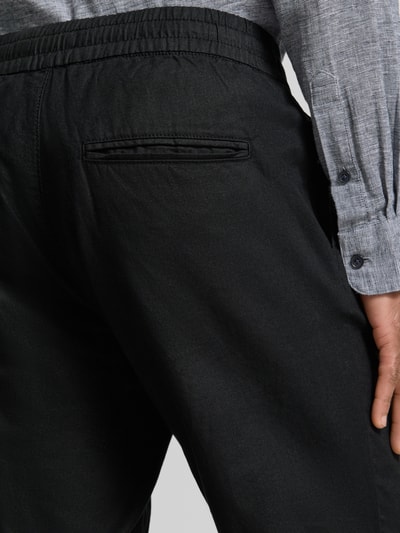 Männermodel trägt zwarte Straight Fit Leinenhose met elastische band en achterzakken, Model 'Barton' van Matinique, Mix van katoen en linnen, detailopname achterzijde