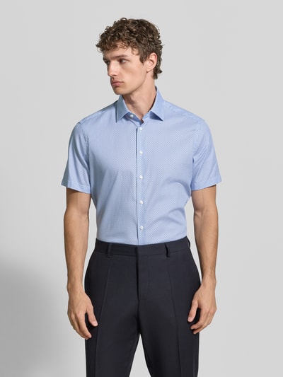 Männermodel trägt Regular Fit Business-Hemd mit Kentkragen von Christian Berg Men, Kurzarm, Baumwolle, hellblau gemustert, Ganzkörperansicht von vorne.