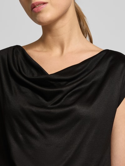 Frauenmodel trägt Regular Fit Blusentop aus reiner Viskose von s.Oliver BLACK LABEL, unifarben, Satinstruktur, Nahaufnahme Oberkörper