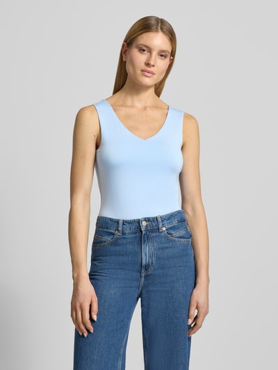 Vrouwenmodel draagt top met V-hals model 'Marica' van Soyaconcept, mix van lyocell en elastaan, slim fit, ruglengte maat S 60 cm, volledige vooraanzicht.