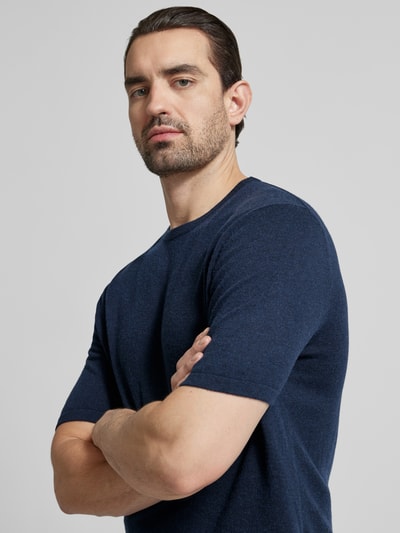 Männermodel trägt Strickshirt mit Kaschmir-Anteil und Knopfleiste von FTC Cashmere, mieszanka bawełny i kaszmiru, krój slim fit, kołnierzyk polo, listwa guzikowa, długość tyłu w rozmiarze 50: 64 cm, kolor granatowy, widok z przodu, zbliżenie na górną część ciała.