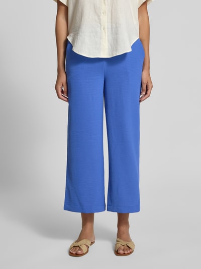 Frauenmodel trägt Culotte mit Kordelzug und Eingrifftaschen von Französische, Blau, Gerader-Schnitt, Elastisch, Ganzkörperansicht von vorne, Bundweite 38 cm, Innenbeinlänge 60 cm bei Größe 36.