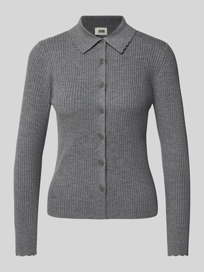 Produktfoto, grauer Cardigan aus Lanawolle mit Polokragen Modell 'ARHANYA' von DRYKORN, Ripp-Optik, Knopfleiste, Slim Fit, glatte Textur