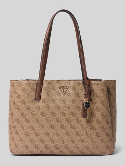 Produktfoto, torebka w kolorze beżowym z motywem monogramu, długie brązowe paski na ramię, detal z logo, Materiał skóropodobny, Model 'NOELLE' od GUESS, główna przegroda z zapięciem na magnes i zamek błyskawiczny, pasek na ramię 64 cm, szerokość w rozmiarze 1: 38 cm, długość w rozmiarze 1: 28 cm, głębokość w rozmiarze 1: 13 cm