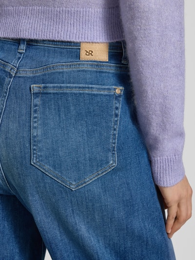 Frauenmodel trägt Jeans in 7/8-Länge im Used-Look Modell 'HANNI' von Raffaello Rossi aus Baumwoll-Mix mit Stretch-Anteil, Detailaufnahme.