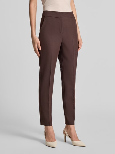 Frauenmodel trägt Regular Fit Anzughose mit elastischem Bund von s.Oliver BLACK LABEL in dunkelbraun, glatte Struktur, Nahaufnahme Oberkörper.