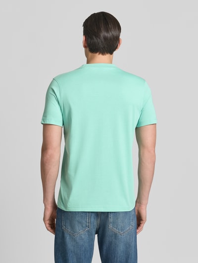 Männermodel trägt Regular Fit T-Shirt aus Baumwoll-Mix von Lerros in Mintgrün mit Rundhalsausschnitt, Rückenansicht, Ganzkörperansicht Rückansicht.
