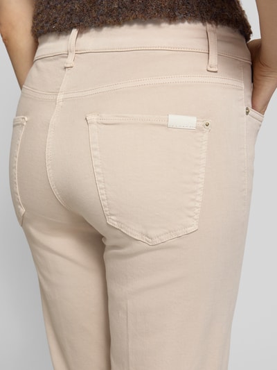 Frauenmodel trägt helle Jeans mit Fransen Modell 'FRANCESCA' von Cambio aus Baumwoll-Mix mit Stretch-Anteil, verkürzte Passform, Nahaufnahme Rückansicht.