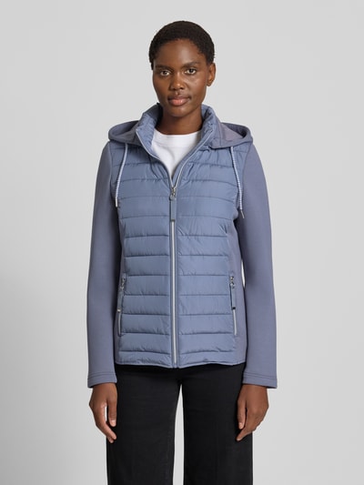 Vrouwenmodel draagt Steppjacke mit Kapuze und Reißverschlusstaschen van Christian Berg Woman Selection, lichtblauw, regular fit, ganzlichaamsaanzicht van voren. Ruglengte 59 cm, schouderbreedte 41 cm, borstwijdte 50 cm, mouwlengte 65 cm.