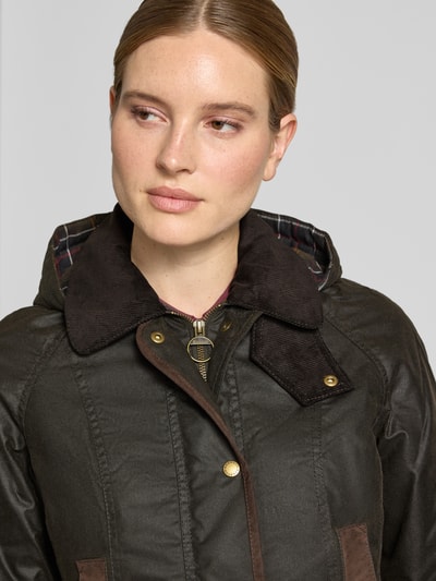 Vrouwenmodel draagt Regular fit functioneel jack van puur katoen van Barbour in donkerbruin, detailopname bovenlichaam, Dames functioneel jack.