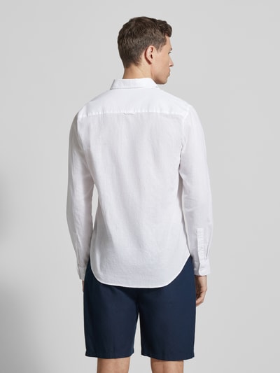 Mężczyzna model nosi Regular Fit Freizeithemd mit Leinen-Anteil od Matinique, biały len-baumwoll-mix, długi rękaw, klasyczny kołnierzyk, guzik, kieszeń na piersi; długość tyłu w rozmiarze M: 64 cm, szerokość ramion w rozmiarze M: 43 cm, długość rękawa w rozmiarze M: 68 cm, całość widziana z tyłu.