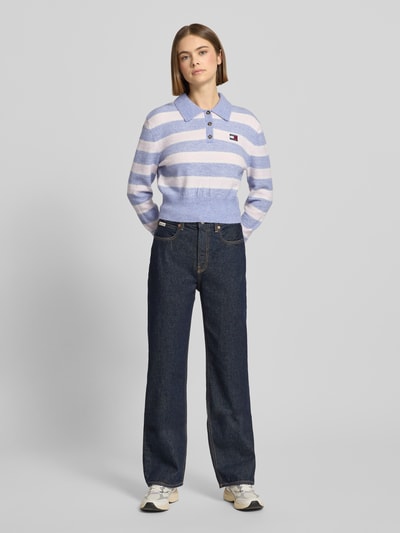 Vrouwenmodel draagt Cropped Strick-Poloshirt met Alpaka-Woll-Anteil Model 'TJW FLUFFY POLO SWEATER' van Tommy Jeans in een gebreide look met gemêleerde strepen, regular fit en polokraag, met labelstitching applicatie, geribde boorden en lange mouwen, materiaalverwerking met alpacawol, ganzkörperansicht van voren.