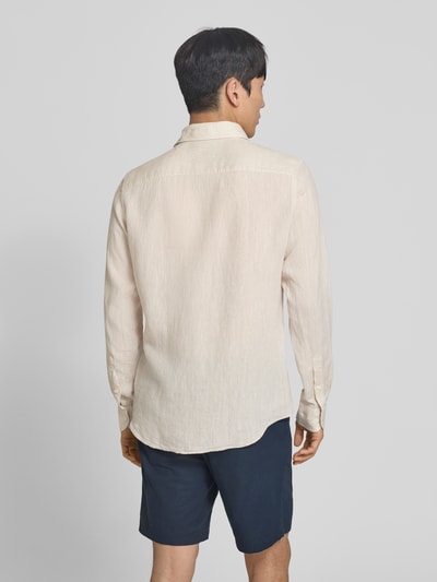 Männermodel trägt Regular Fit Leinenhemd mit Kentkragen von Profuomo in Beige, feine Struktur, Rückenlänge 77 cm, Ganzkörperansicht Rückansicht.