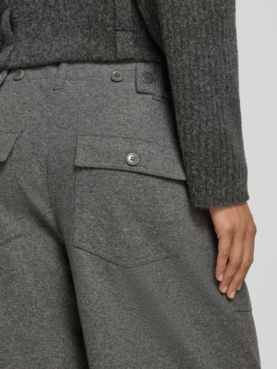 Frauenmodel trägt Regular Fit Barrel Leg Hose mit Viskose-Woll-Anteil Modell 'October' von CAMBIO in grauer Melange-Optik, Detailaufnahme, Material-Mix mit Webware, sichtbare Gesäßtaschen und Knopfverschluss.