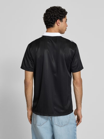 Männermodel trägt Regular Fit Trikot-Shirt mit Polokragen von adidas Originals, Optik: Unifarben, Kontraststreifen, Ganzkörperansicht Rückansicht.