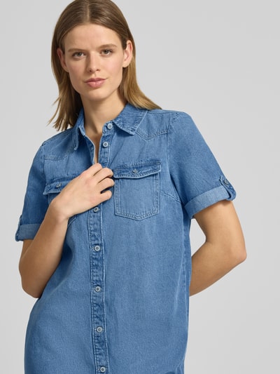 Kobiece model prezentuje Körpernahes Jeanskleid aus Baumwoll-Viskose-Mix Modell 'LISA' od Only, niebieski denim, unikalna faktura, mini, krótki rękaw, widok na górną część ciała z przodu