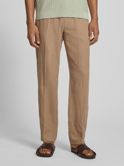 Männermodel trägt Straight Leg Leinenhose mit Tunnelzug Modell 'LEROY' von SELECTED HOMME, Unifarben, Leinen-Baumwolle-Mix, Ganzkörperansicht von vorne.