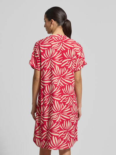 Männermodel trägt Relaxed Fit Kleid aus reiner wiskoza Modell 'Mary' von ZABAIONE, krótki rękaw, kwiatowy nadruk na całej powierzchni, długość tyłu w rozmiarze S: 94 cm, szerokość w rozmiarze S: 52 cm, długość rękawów w rozmiarze S: 18 cm, dekolt z lamówką, widoczne różowe i kremowe kolory, faktura gładka, Ganzkörperansicht Rückansicht