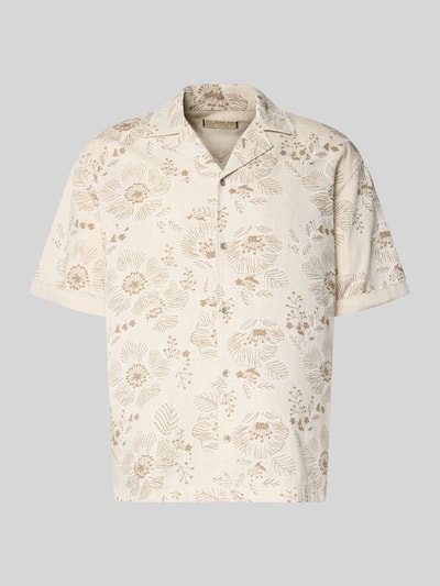 Produktfoto, Regular Fit Freizeithemd mit Reverskragen von Guess aus cremefarbenem Material-Mix mit beigem Blumenmuster, Knopfleiste, kurze Ärmel, sichtbare Textur.