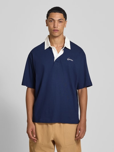Mannelijk model draagt Regular Fit poloshirt uit katoen van Kenzo, contrastkraag, labelstitching, korte mouw, ruglengte maat M 71 cm, voorkant volledige lichaamsopname.