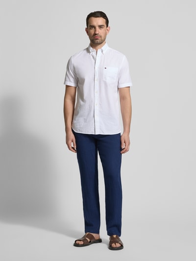 Männermodel trägt Leinenhose mit Schnürung und Gesäßtaschen von MCNEAL in donkerblauw, regular fit, zuiver linnen, ganzkörperansicht von vorne