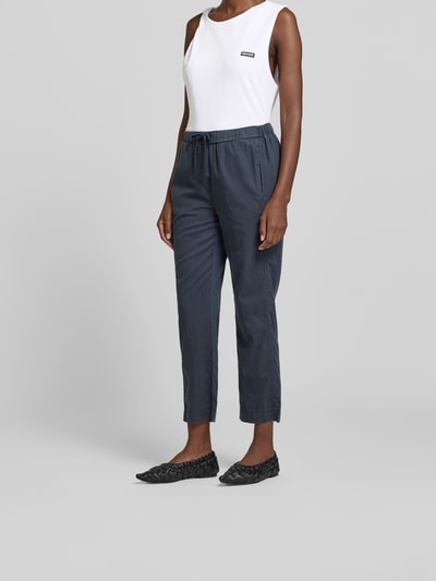 Frauenmodel trägt Stoffhose mit Lyocell-Anteil von Juvia in Dunkelgrau, Baumwoll-Mix, elastischer Bund, Straight Fit, verkürzt, Nahaufnahme Oberkörper.
