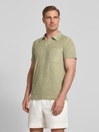 Männermodel trägt Relaxed Fit Poloshirt mit V-Ausschnitt von Lindbergh aus Baumwoll-Mix, Frottee, Brusttasche, grün, Ganzkörperansicht von vorne. Rückenlänge bei Größe M: 76 cm.