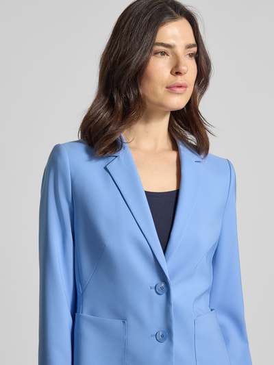 Modelka nosi Slim Fit Blazer mit Reverskragen von Betty Barclay, elastyczna mieszanka materiałów, listwa z 2 guzikami, jasnoniebieski, nakładane kieszenie, długość tyłu w rozmiarze 36: 62 cm, szerokość w rozmiarze 36: 35 cm, długość rękawów w rozmiarze 36: 61 cm, detalicznie gładka faktura, nahaufnahme górnej części ciała.