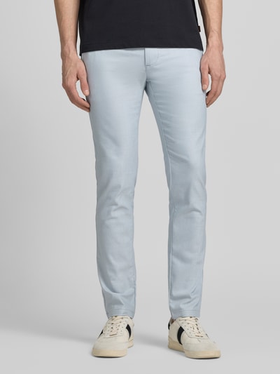 Mannenmodel draagt Slim Fit Chino uit katoenmix met linnen en viscose-aandeel Model 'Chino-Slim-2' van BOSS Orange, denimlook, mid waist, knoop- en ritssluiting, zij- en achterzakken, twillmateriaal, voorkant volledige lichaamsopname.