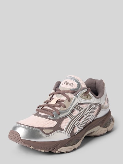Produktfoto, Sneaker mit Schnürung Modell 'GEL-NYC 2.0' von ASICS in Rosa, Braun und Silber mit abgerundeter Spitze, Label-Details sichtbar, Damen Sneaker mit 4 cm Absatzhöhe, 7 cm Schafthöhe, 9 cm Schaftweite bei Größe 40, glatte und strukturierte Texturen.