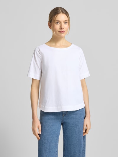 Frauenmodel trägt Blusenshirt mit Rundhalsausschnitt von Milano Italy aus weißem Baumwoll-Mix, Regular Fit, Halbarm, Ganzkörperansicht von vorne.