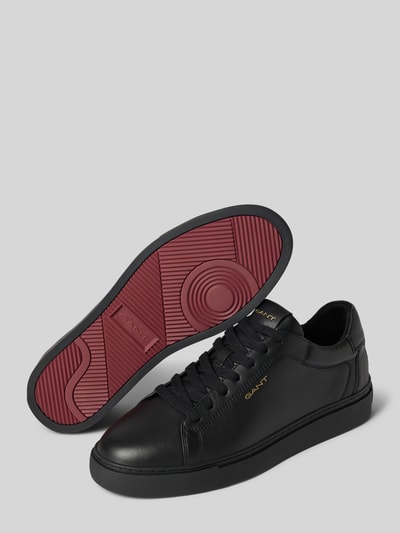 Produktfoto, schwarzer Sneaker aus echtem Rindsleder Modell 'McJulien' von GANT, rote Laufsohle, Herren Sneaker von GANT