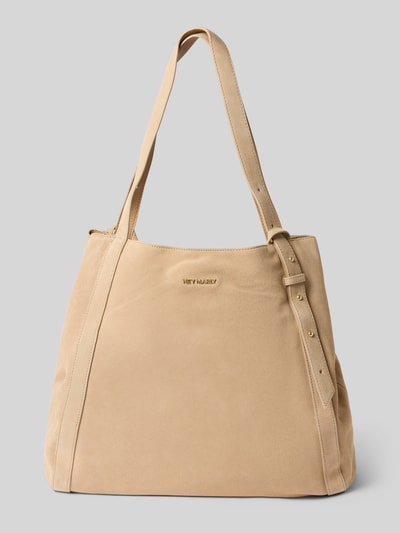 Produktfoto, beige Handtasche aus Kalbsleder Modell 'Pretty Wonder Suede L' von Hey Marly mit Magnetverschluss, Label-Applikation, Tragehenkel, glatte Oberflächenstruktur und verstellbarem Schulterriemen, Größe 39x37x20 cm, Länge Schulterriemen 62 cm.