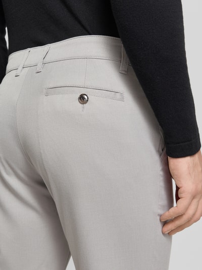 Mężczyzna nosi Stoffhose mit französischen Eingrifftaschen von Christian Berg Men, prosta forma, jasnoszary materiał, zbliżenie na tył.