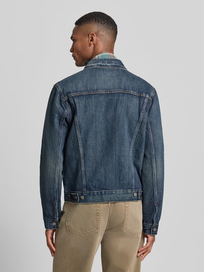 Männermodel trägt Shaped Fit Jeansjacke aus reiner Baumwolle von Polo Ralph Lauren, Optik: Unifarben, Denim, Rückenpasse, Ganzkörperansicht Rückansicht.