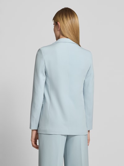 Frauenmodel trägt hellblauen Regular Fit Longblazer mit 1-Knopf-Verschluss Modell 'C_JABLA3' von BOSS Orange für Damen, Ganzkörperansicht Rückansicht.
