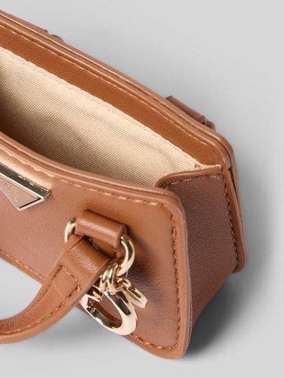 Produktfoto, Tasche in Leder-Optik mit Logo-Detail von Guess, braune Struktur, offenes Hauptfach, goldene Metallelemente, Detailaufnahme
