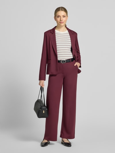 Vrouwenmodel draagt Straight fit stoffen broek met viscose van FREE/QUENT Model 'Nanni', elastische materiaalmix, haak- en ritssluiting, Bandwijdte maat S 37 cm, Binnenbeenlengte maat S 77 cm, geheel beeld van voren