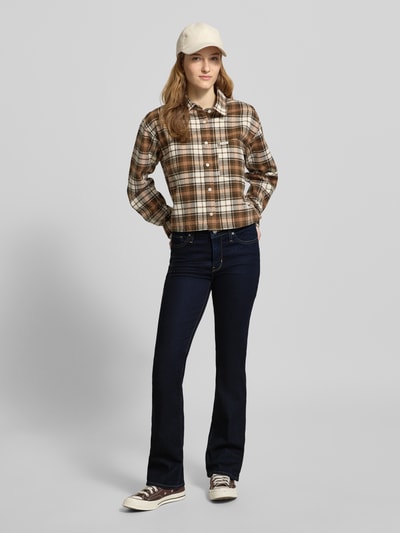 Frauenmodel trägt Bootcut Jeans mit 5-Pocket-Design von Levi’s®, dunkelblau, Baumwoll-Mix mit Stretch, Ganzkörperansicht von vorne.