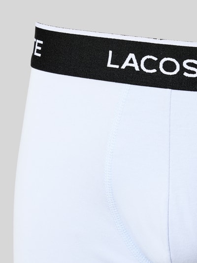 Männermodel trägt Trunks Baumwoll-Mix im 3er-Pack von Lacoste, unifarben, elastischer Label-Bund, Nahaufnahme Oberkörper.