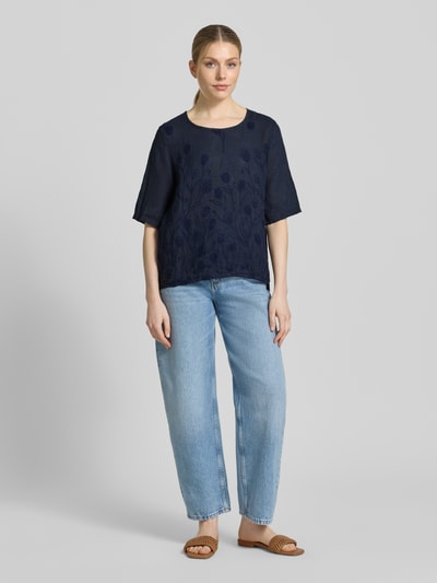 Vrouwenmodel draagt donkerblauwe Blusenshirt mit Stitchings Modell 'No44raa' van ZABAIONE, relaxed fit, ronde hals, half lange mouw, vooraanzicht hele lichaam.