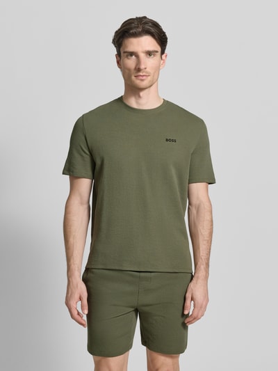 Männermodel trägt Regular Fit Pyjama-Oberteil aus Baumwoll-Mix Modell 'WAFFLE' von BOSS, Optik: Unifarben, Label-Stitching-Applikation, Rundhals, Kurzarm, Materialverarbeitung: Piqué, Ganzkörperansicht von vorne.