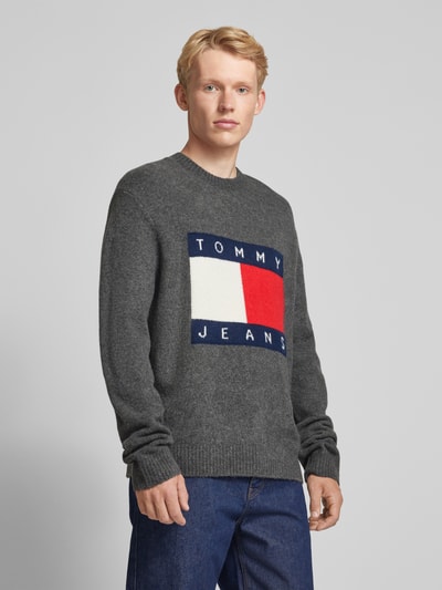 Tommy Jeans Sweter z dzianiny o kroju regular fit z wyhaftowanym logo Grafitowy 4