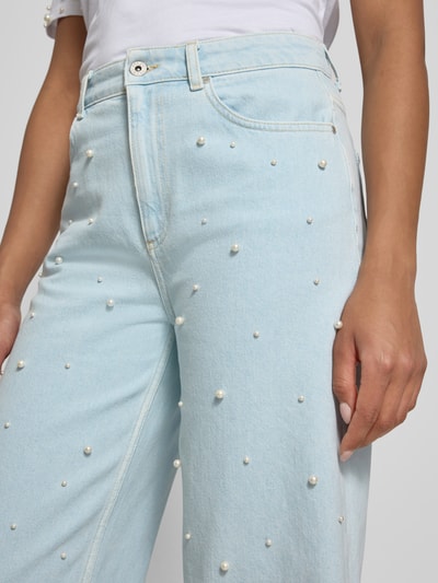 Frauenmodel trägt Wide Leg Jeans mit Perlen von Jake*s Casual in Hellblau, reine Baumwolle, Eingrifftaschen, Nahaufnahme Oberkörper.