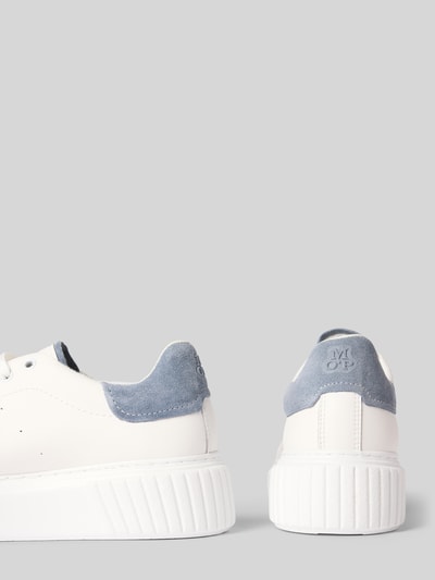 Produktfoto, Low Top Sneaker aus echtem Leder Modell 'SVEA 9A' von Marc O’Polo, weißes Glattleder mit blauen Velours-Kontrastdetails, strukturierte Sohle