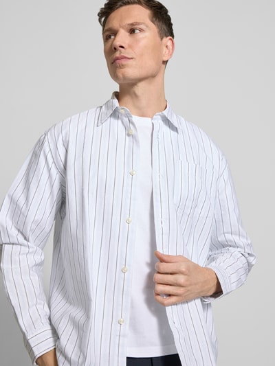 Männermodel trägt Relaxed Fit Freizeithemd aus reiner Baumwolle Modell 'OXFORD SHIRT' von Selected Homme, Optik:Allover-Muster, Ganzkörperansicht von vorne.