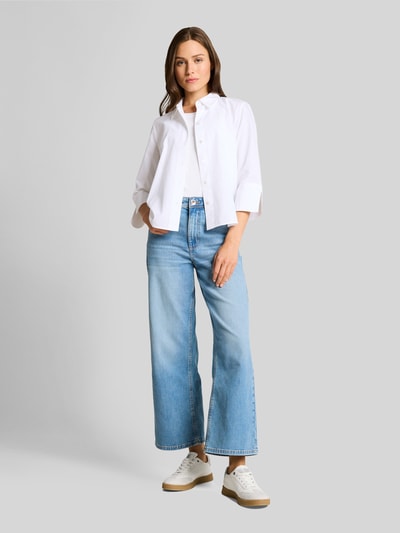 Frauenmodel trägt Regular Fit Hemdbluse aus Lyocell-Baumwoll-Mix von Tom Tailor, weiß, Optik: Unifarben, Hemdkragen, Popeline, Ganzkörperansicht von vorne.