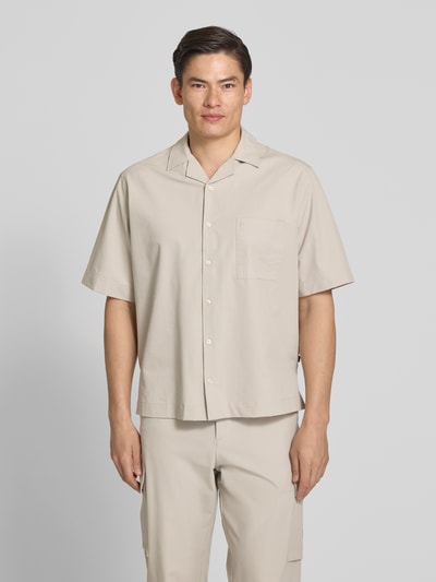 Männermodel trägt Relaxed Fit Freizeithemd mit Seersucker-Verarbeitung Modell 'LAPISY_M' von BOSS Orange, Optik: Unifarben, Ganzkörperansicht von vorne.